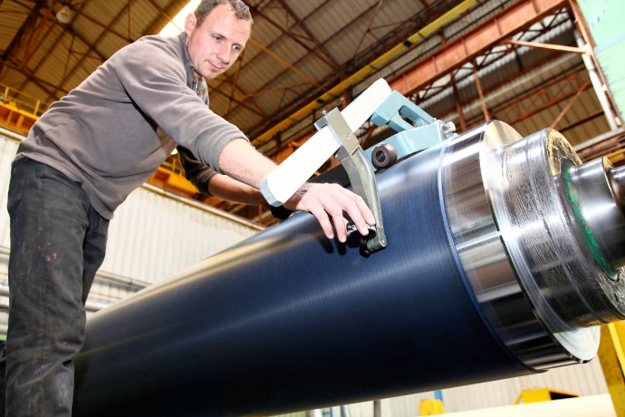 Roval technician assembling a filled calender roll in the workshop