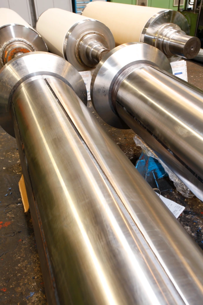 Metal shaft polishing before calender roll filling at Roval