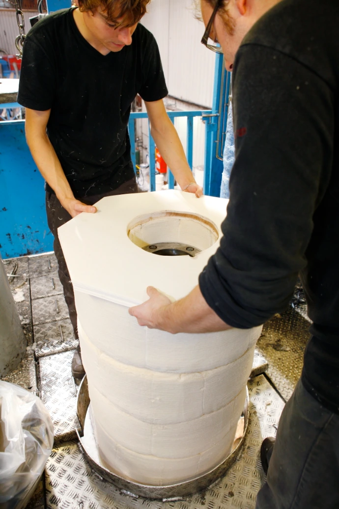 Roll filling with compressed cotton fiber at Roval factory in Corbehem