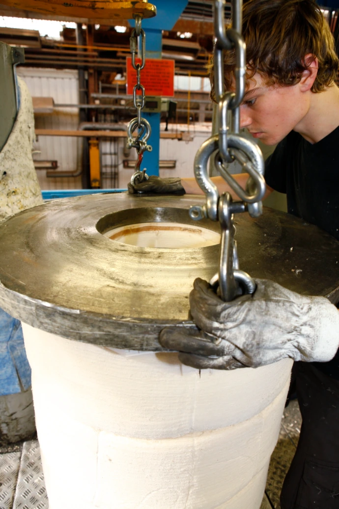 Locking of fiber discs on shaft during calender roll assembly